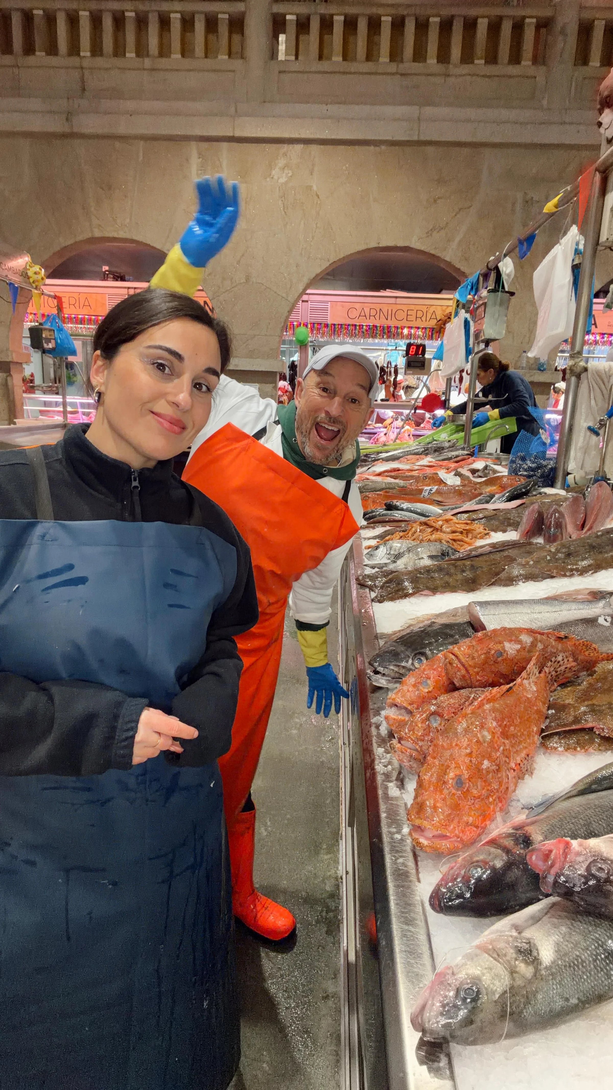 Pescadero con merluza fresca frente al Mercado Municipal de Pontevedra